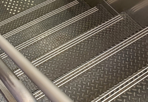 Bandes antidérapantes sur les marches d'un escalier