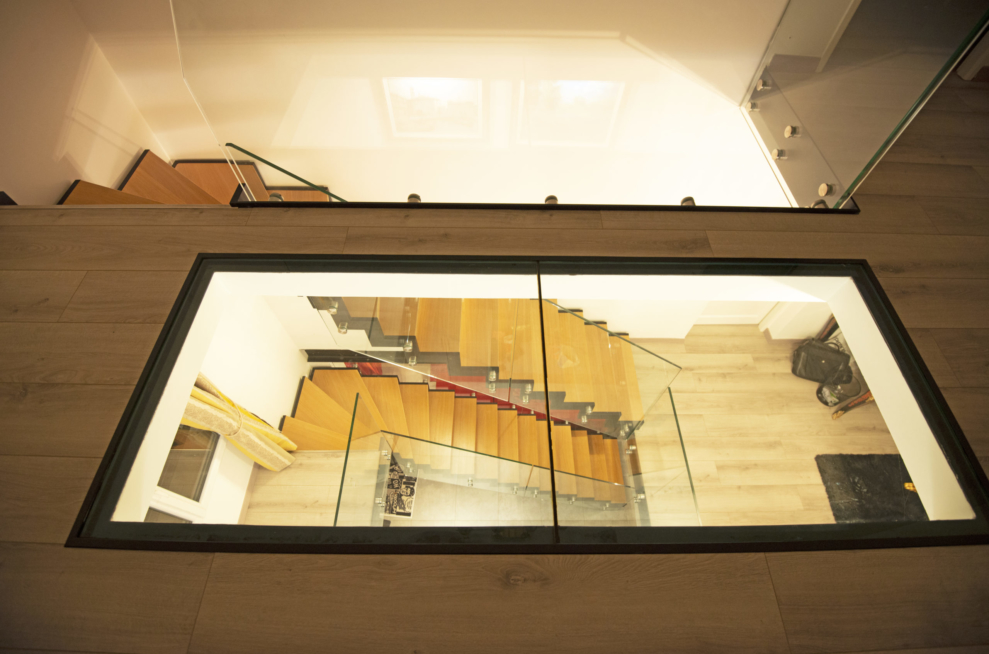 escalier droit à travers plancher verre vu dessus