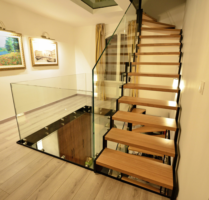 niveau escalier droit sur mesure garde-corps en verre marches en chene