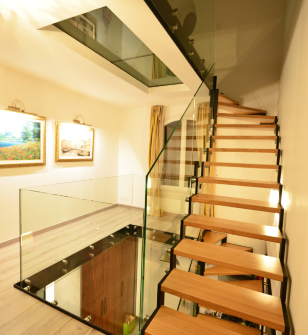 un niveau escalier droit sur mesure métallique.