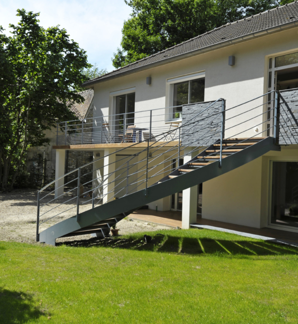 escalier balancé sur mesure extérieur acier et bois massif teck