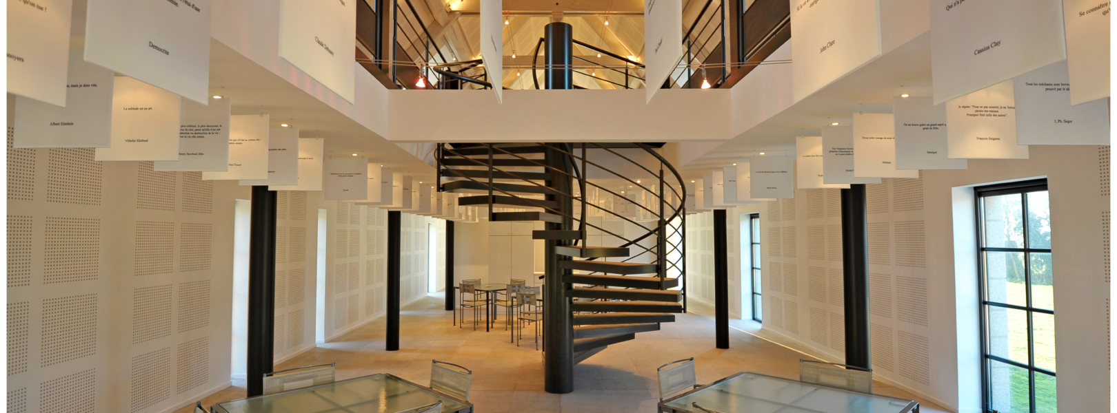 escalier helicoidal salle de reception acier granit