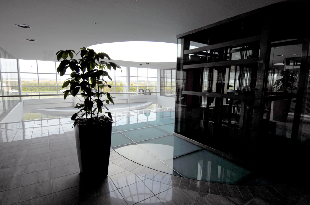 plancher verre sur mesure traverse ascenseur lumineux