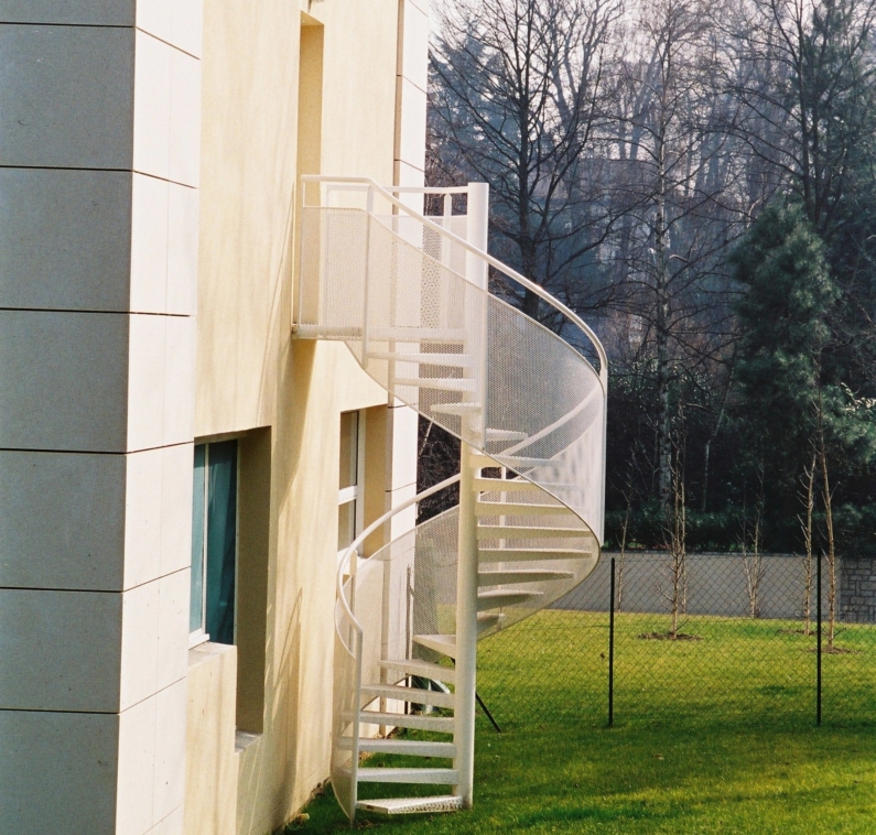 escalier de secours helicoidal blanc