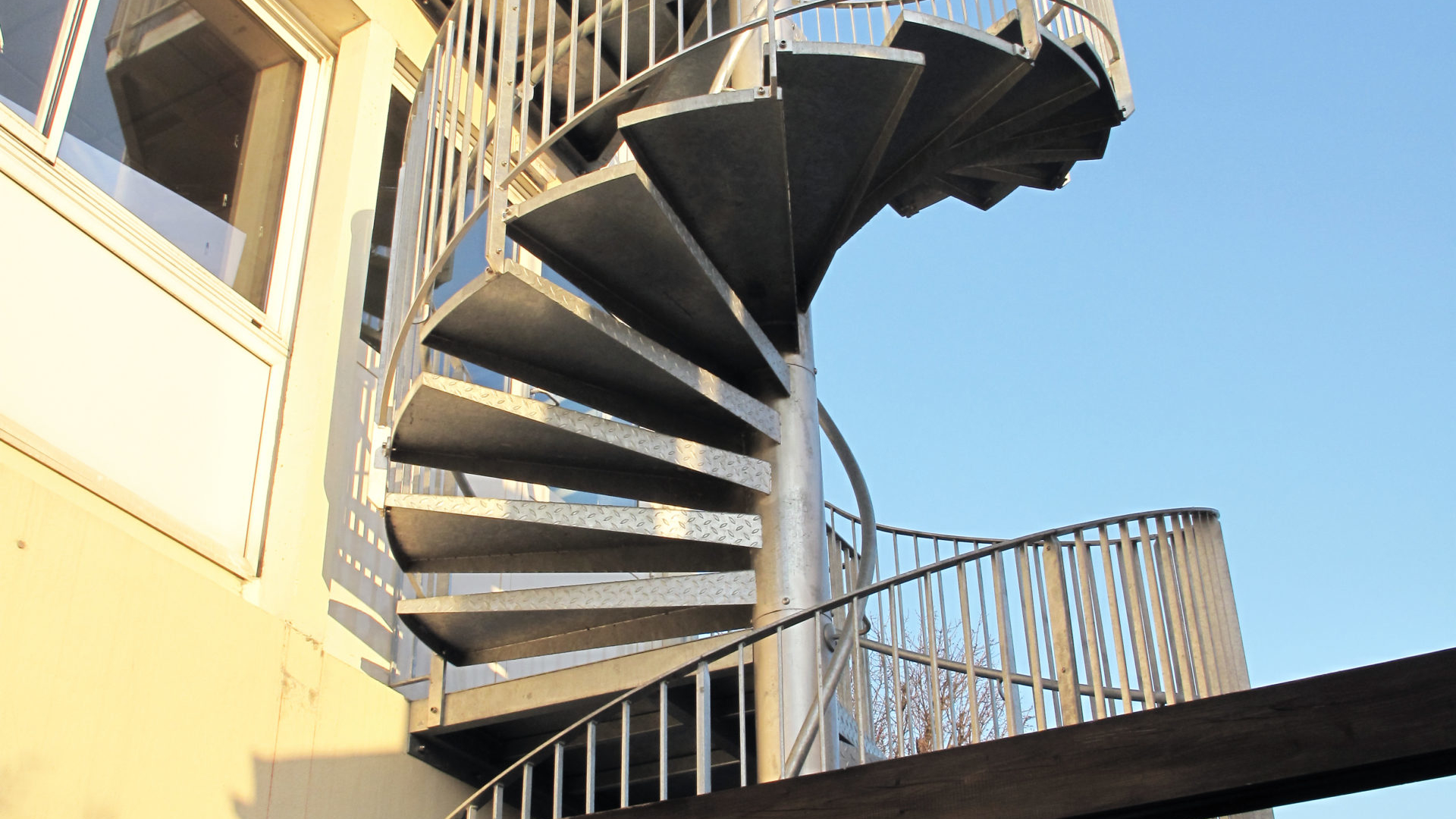 escalire secours creche conforme normes 2 niveaux