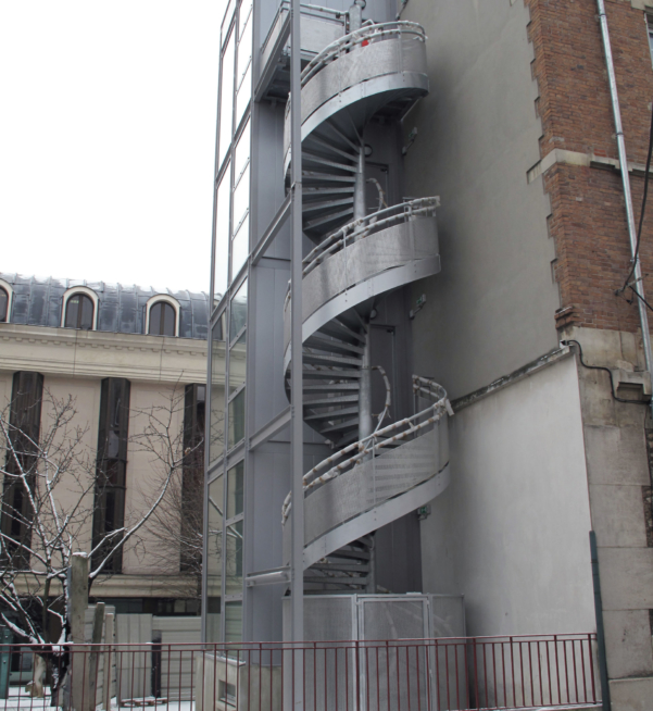 escalier secours acier aluminium sur 3 niveaux et cage anti intrusion au depart de l'escalier.