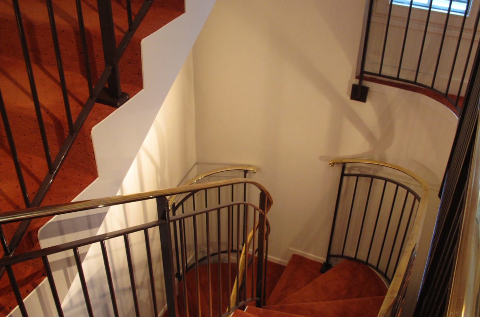 escalier avec main courante laiton garde corps metal