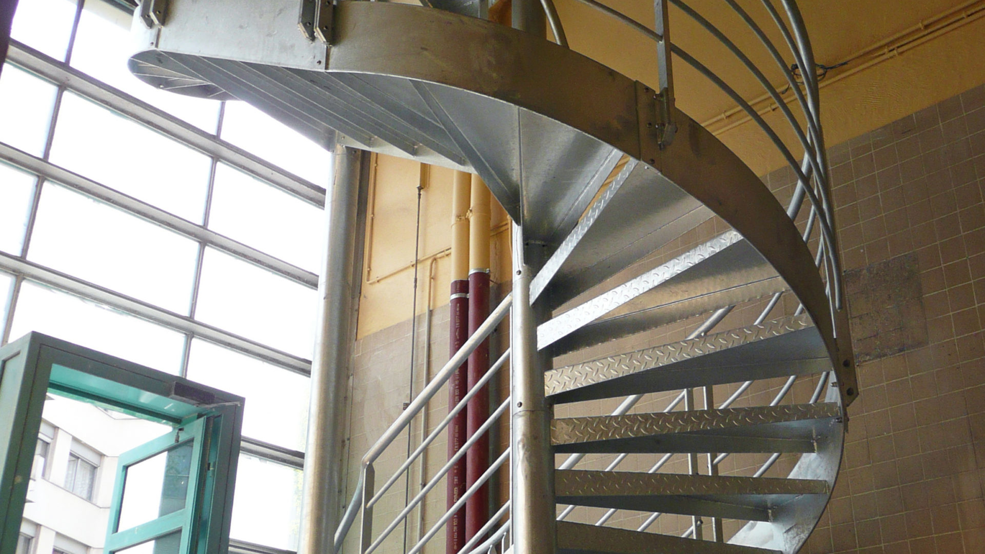 vue sur l'escalier hélicoidal en acier galvanisé