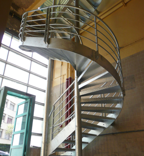 vue sur l'escalier hélicoidal en acier galvanisé