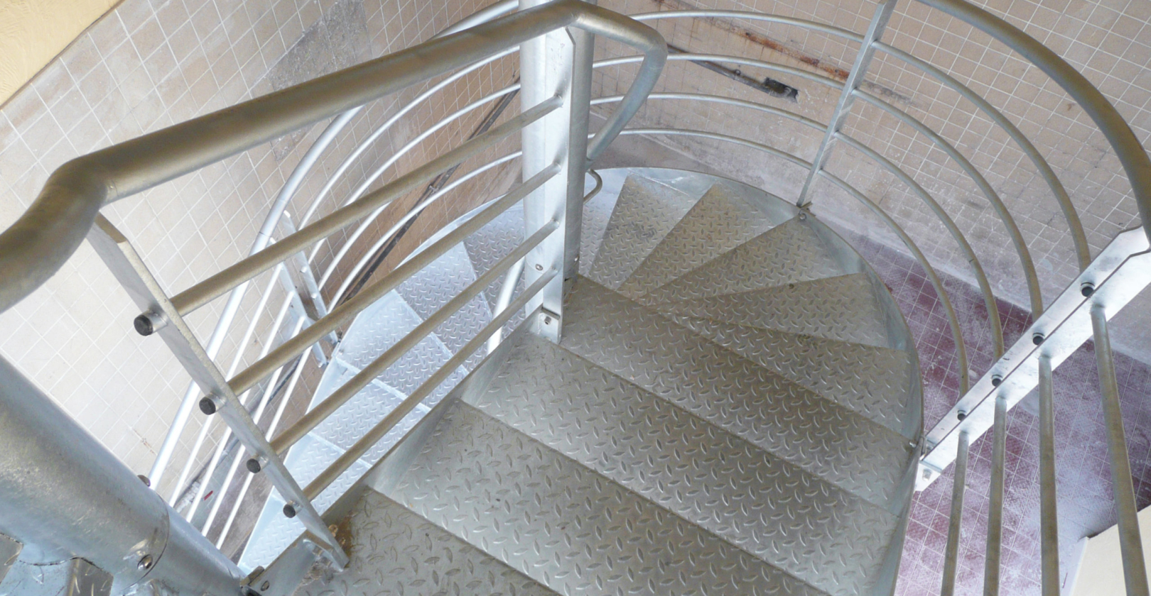 vue dessus escalier colimaçon acier galvanisé