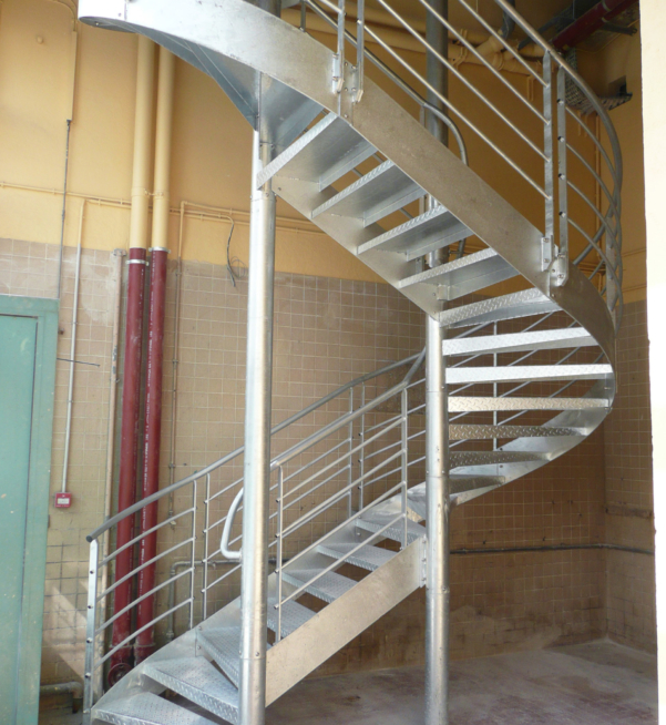 vue ensemble escalier de secours colimaçon acier galvanisé