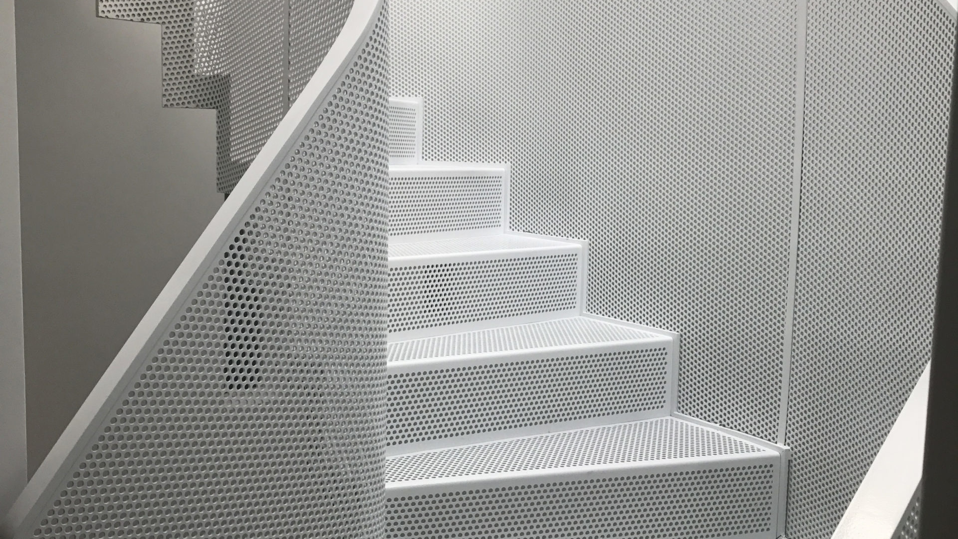 escalier metal perforé blanc