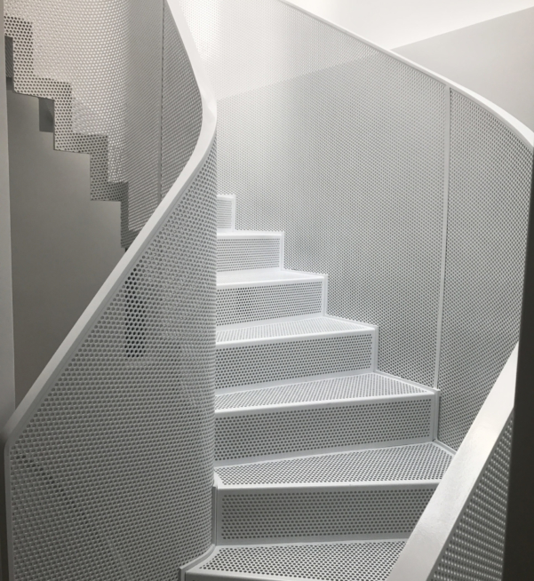 escalier metal perforé blanc