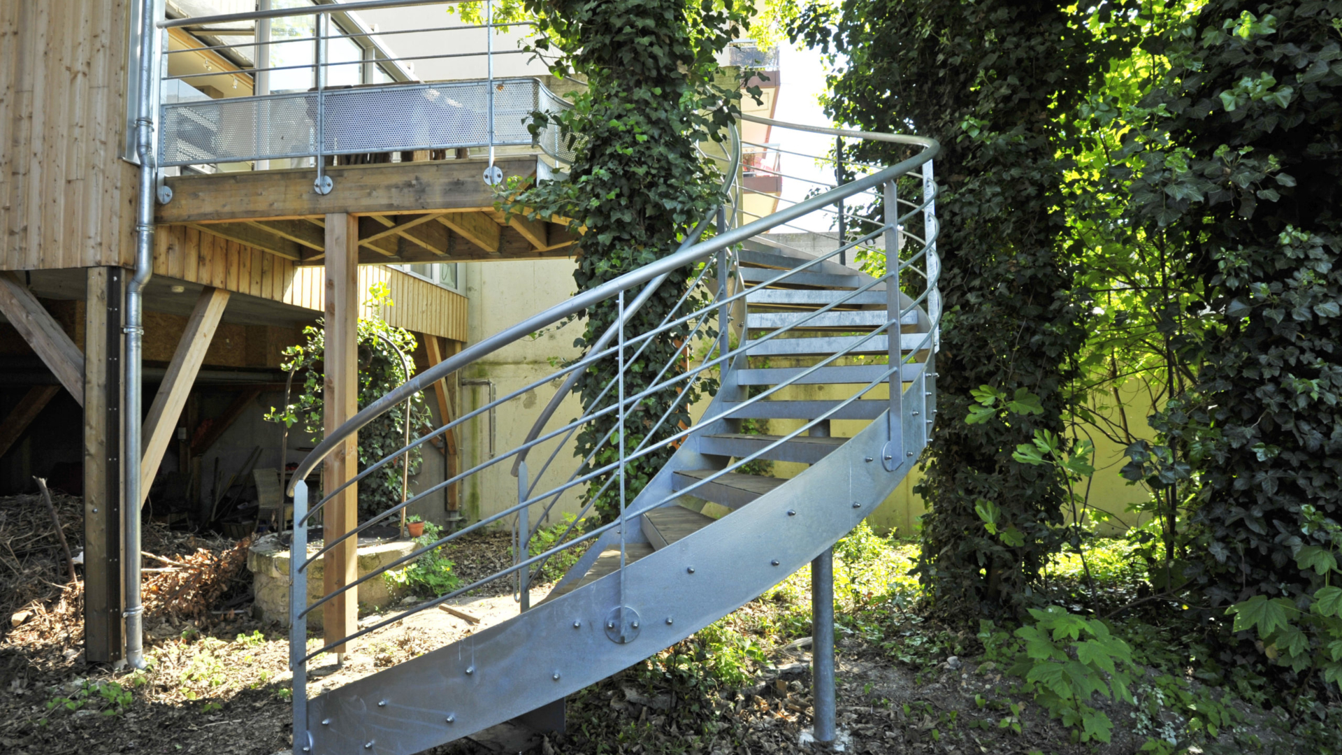 escalier exterieur sur mesure acier et bois arbre