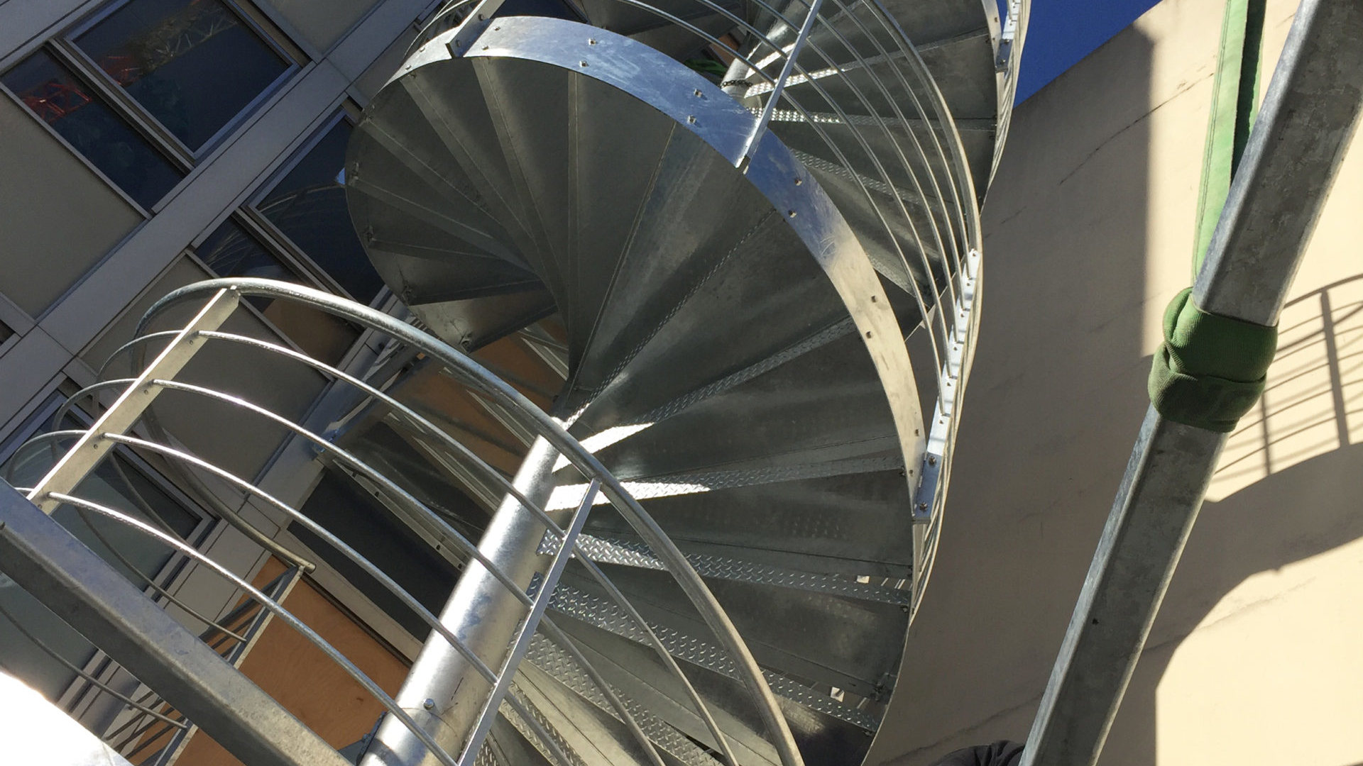 niveaux escalier secours hélicoïdal en acier