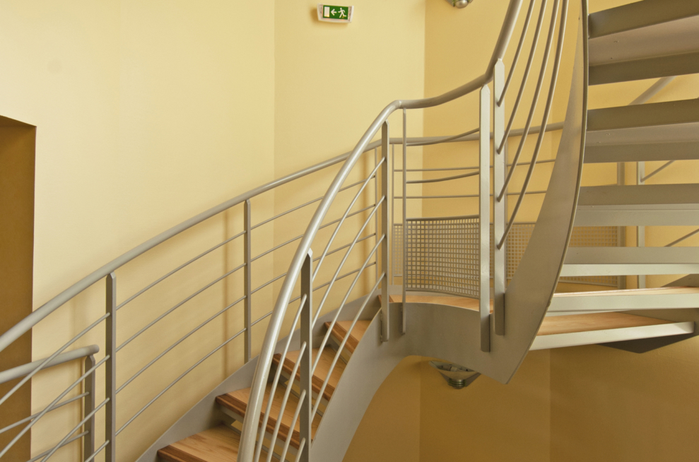 rem escaliers sur mesure vue niveau escalier garde corps acier marches bois