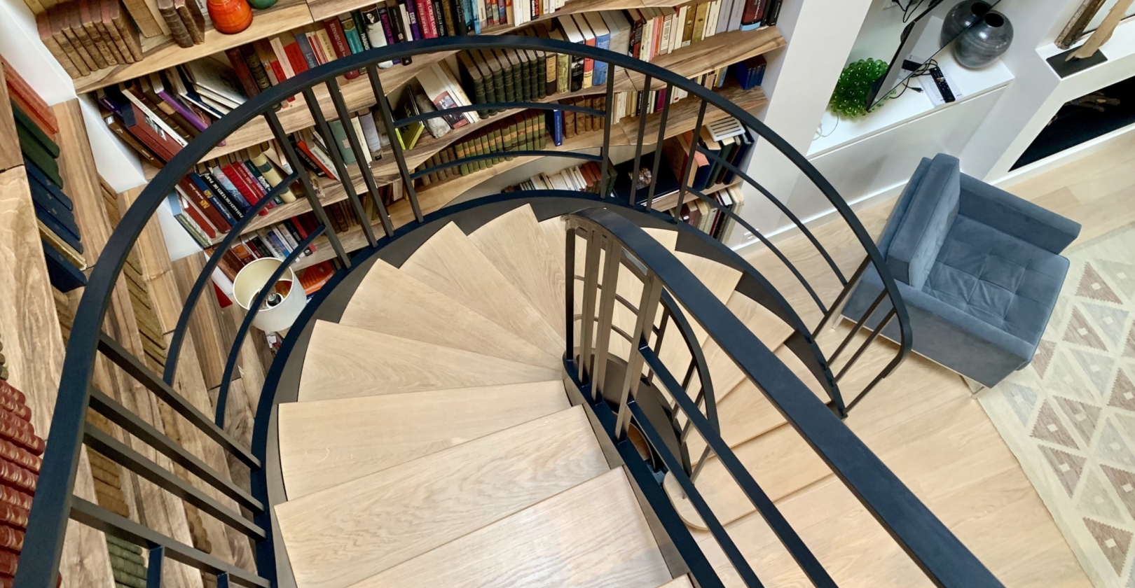 escalier bibliothèque intégrée metal et bois