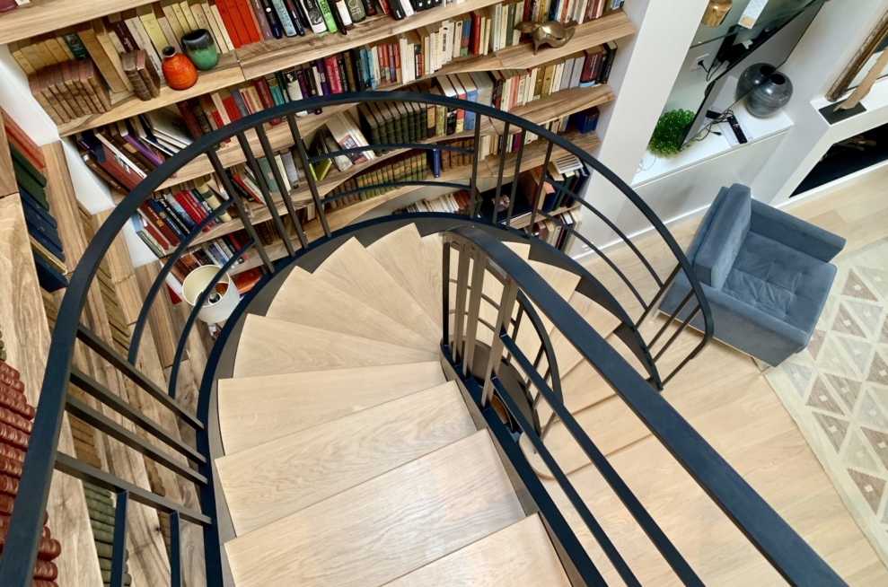 escalier bibliothèque intégrée metal et bois