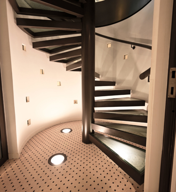 structure acier marches verre escalier sur mesure hôtel de luxe