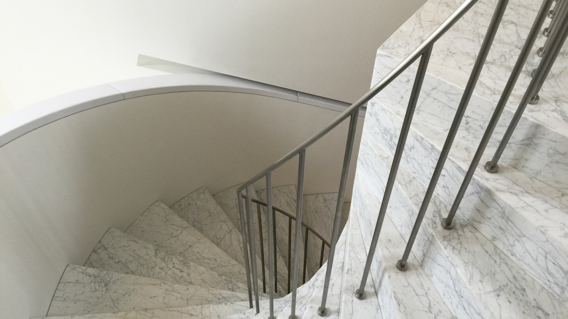 escalier balancé marbre garde-corps inox sur mesure
