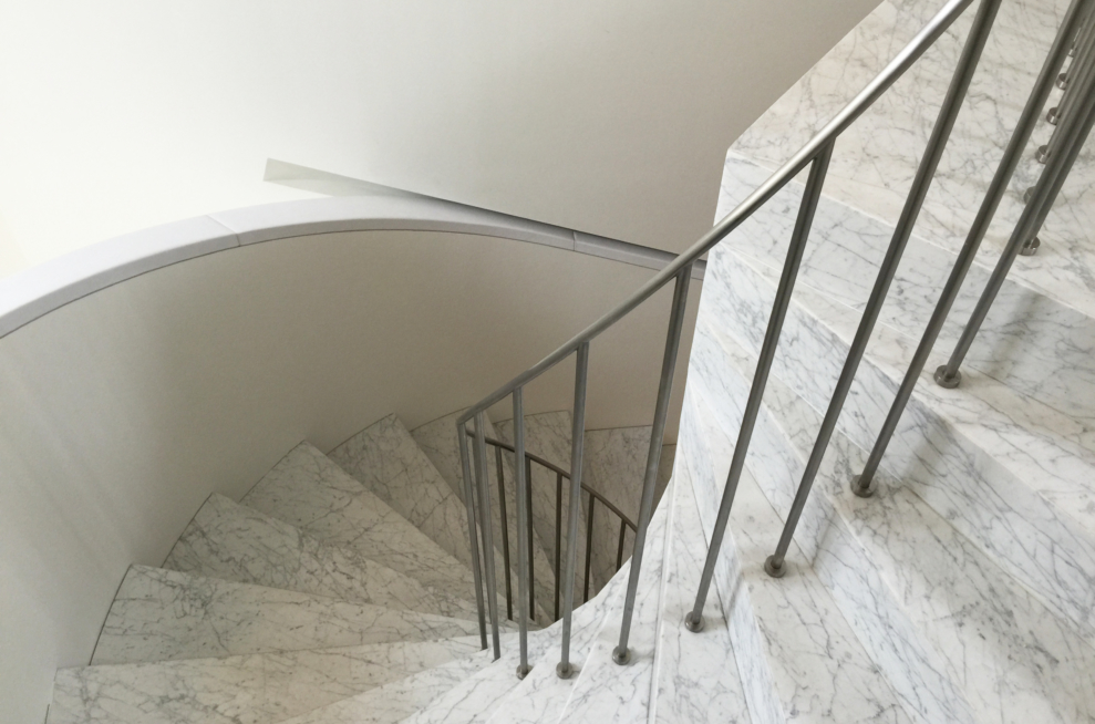 escalier balancé marbre garde-corps inox sur mesure