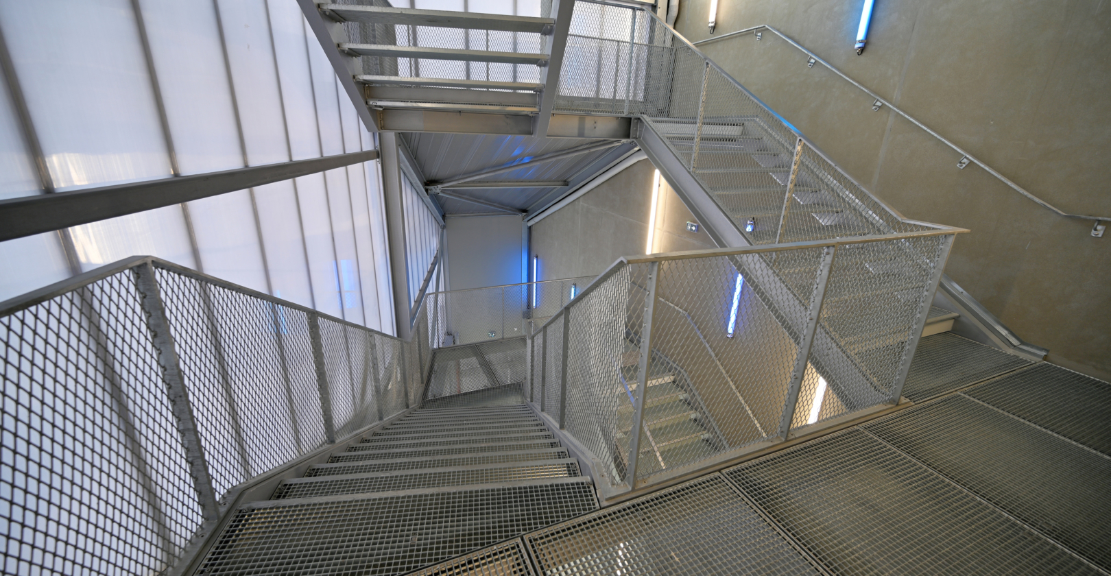 plusieurs niveaux escaliers industriels haut de gamme acier galvanisé complexe sportif