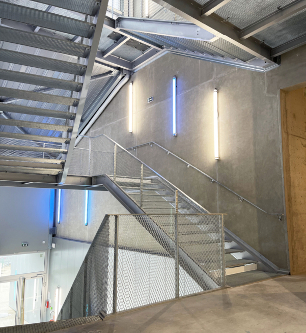 Escalier vu sur un niveau escalier sur mesure en acier galvanisé style industriel chic