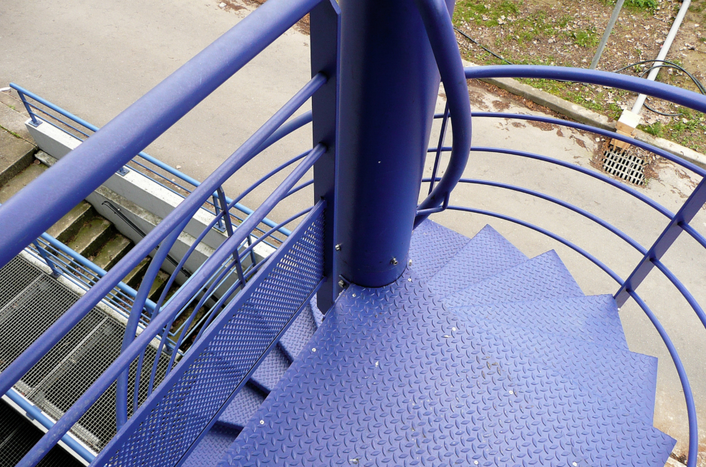 Escalier de secours peint bleu tole larmee