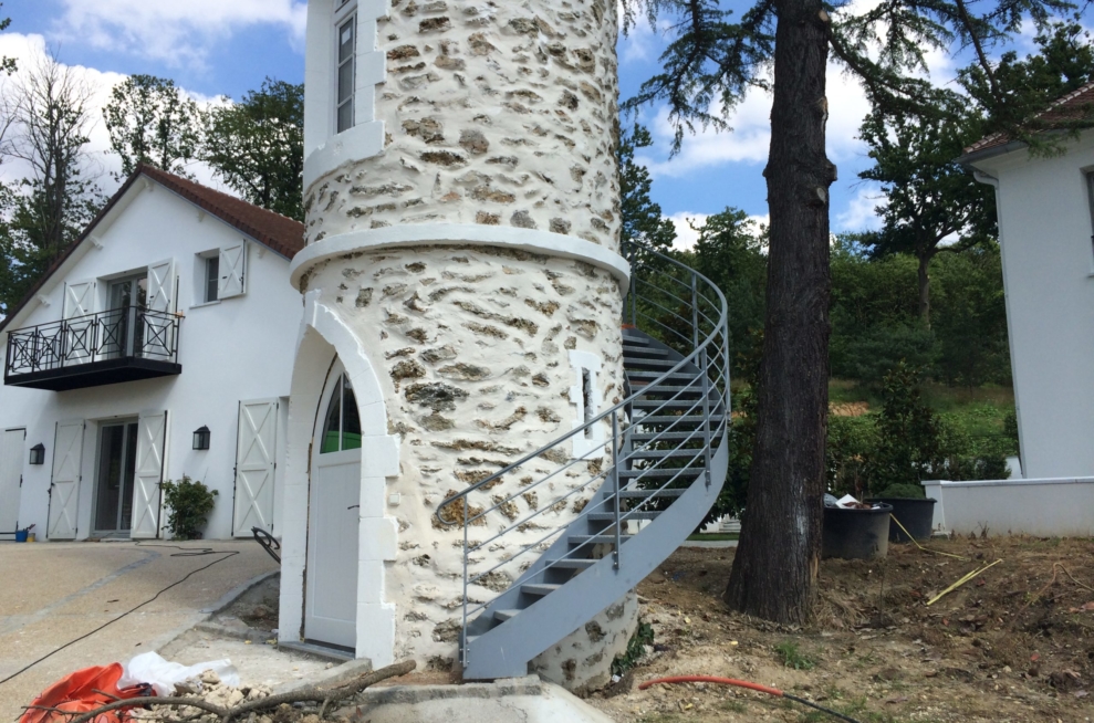 escalier balancé sur mesure tour de garde manoir