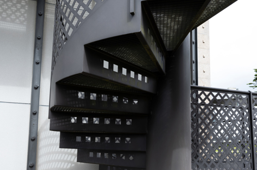 Detail escalier secours luxe hotel garde-corps inox