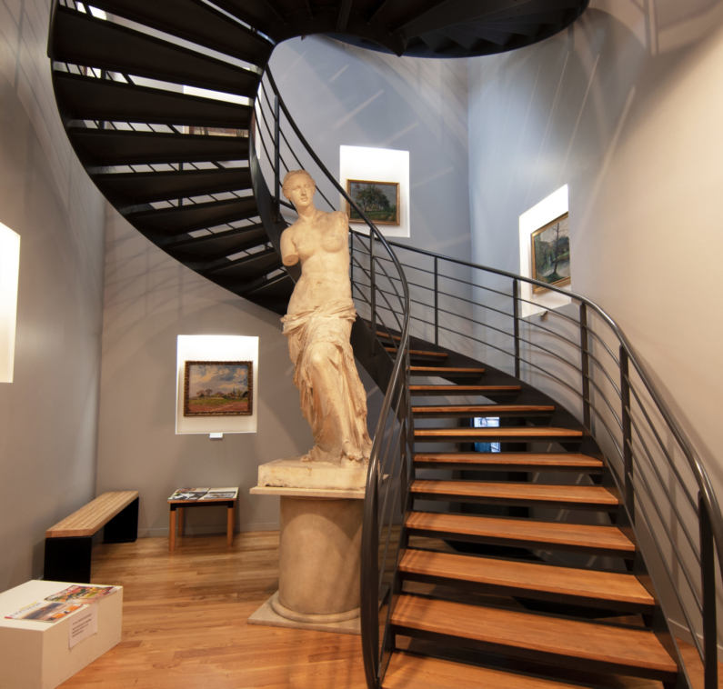 depart escalier sur mesure musee art statue