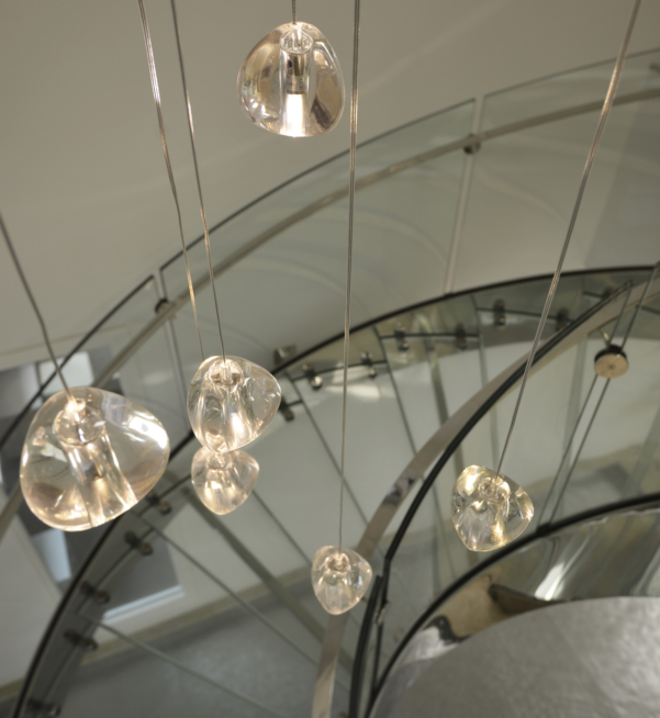 détail luminaire sur escalier verre inox sur mesure