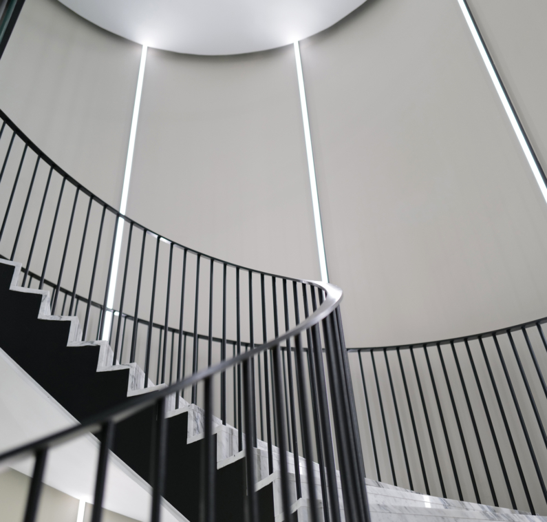 escalier acier noir et marbre, courbes élégantes de l'escalier balancé sur mesure paris