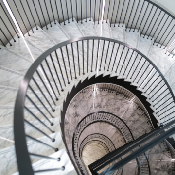 vue dessus escalier marbre acier garde-corps sur mesure 4 niveaux