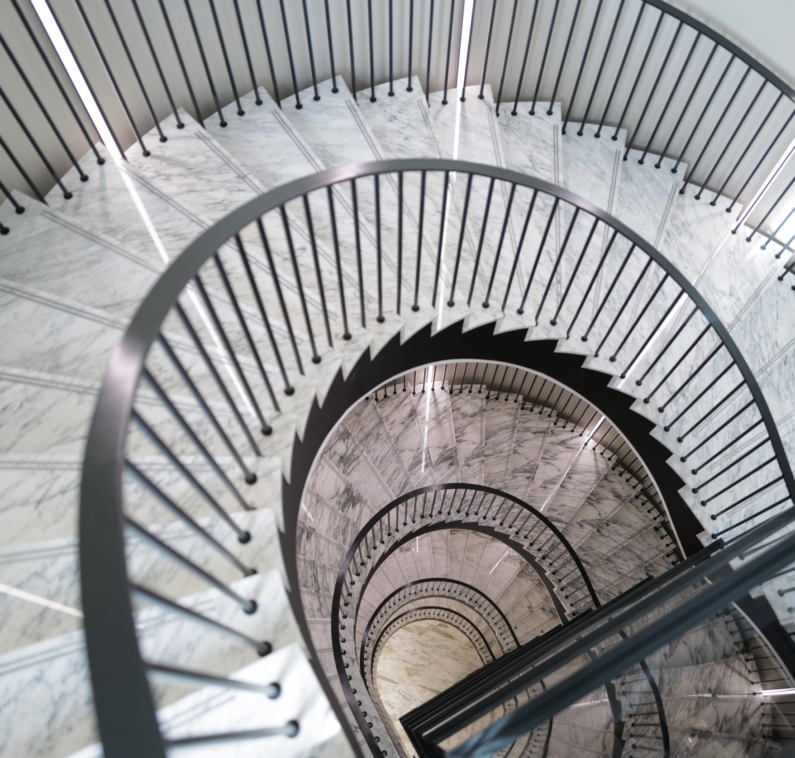 vue dessus escalier marbre acier garde-corps sur mesure 4 niveaux