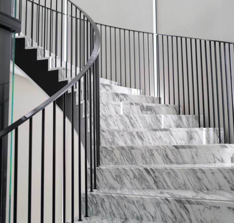 escalier acier marbre garde-corps acier noir et marches marbre sur mesure paris architecture