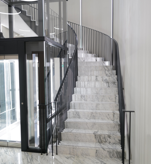 escalier acier et marbre sur mesure garde-corps acier noir