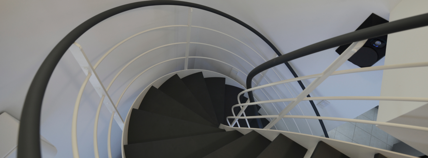 escalier spirale acier bois sur mesure acier blanc et marches bois