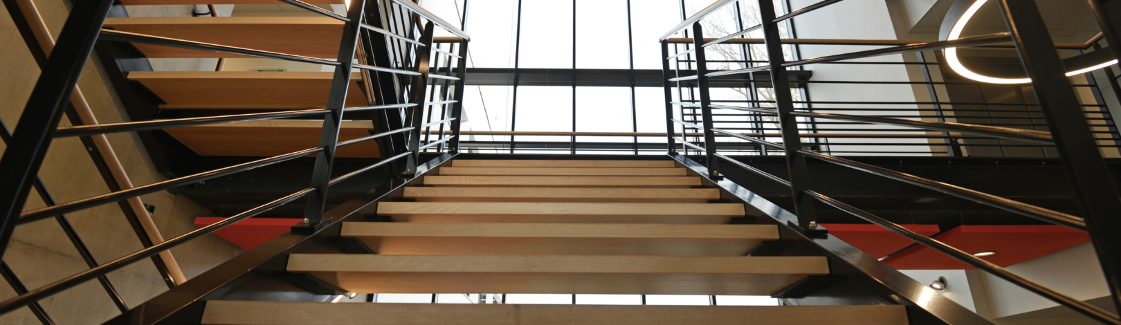 escalier plusieurs niveaux sur mesure acier et bois dans une entreprise