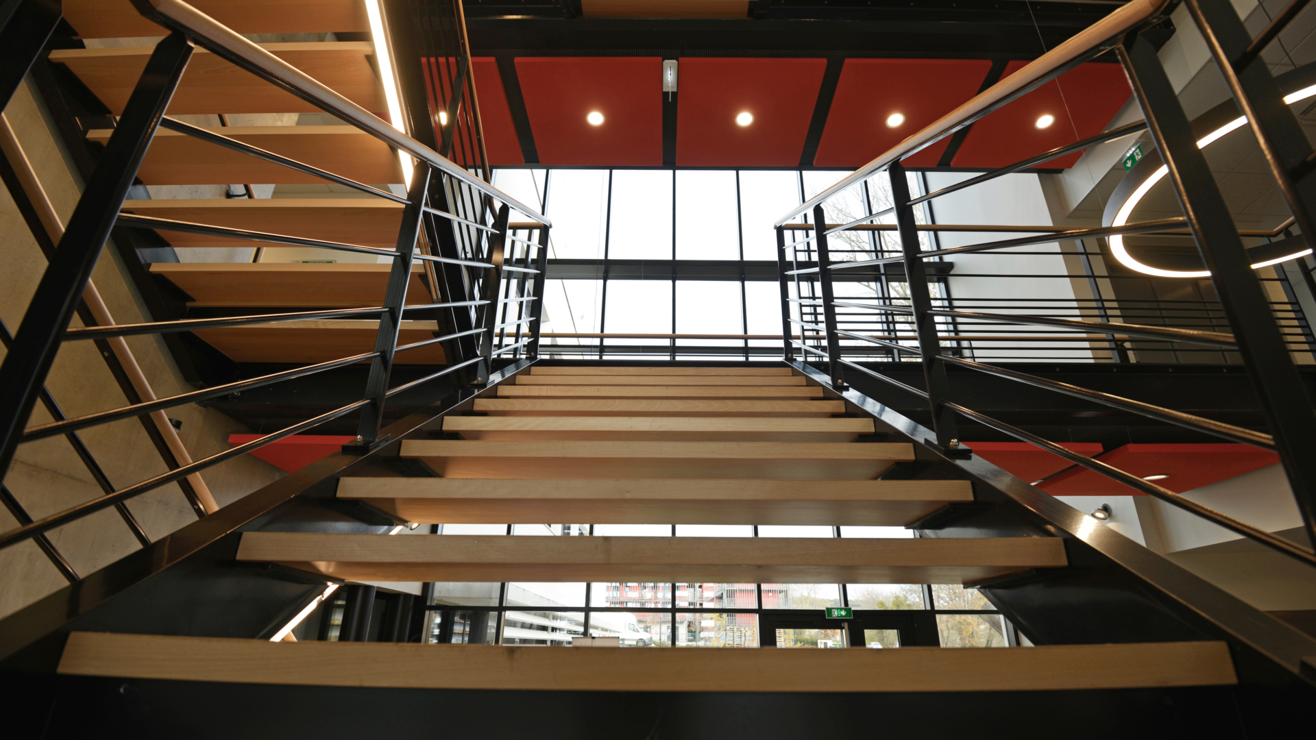 escalier plusieurs niveaux sur mesure acier et bois dans une entreprise