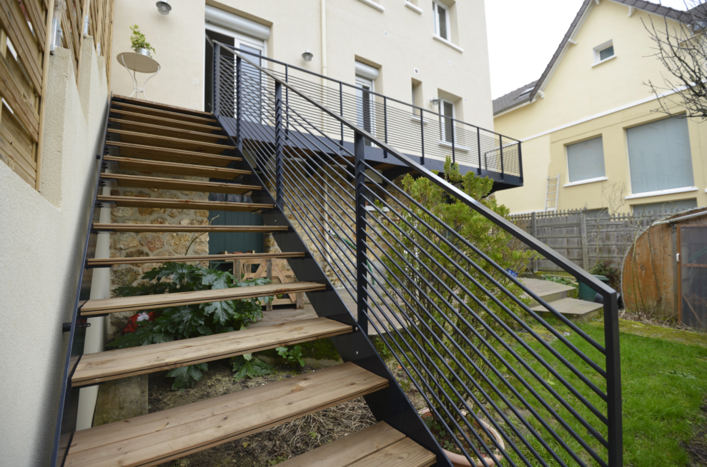 escalier avec structure acier noir et marches bois garde-corps extérieur acier