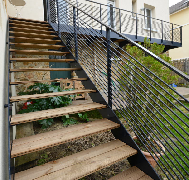 escalier exterieur acier avec marches bois chez particulier region parisienne