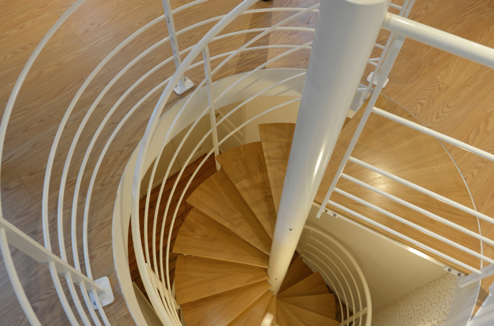 vue d'en haut escalier helicoidal 3 niveaux bois acier blanc courbes élégantes design paris garde-corps acier blanc sur mesure