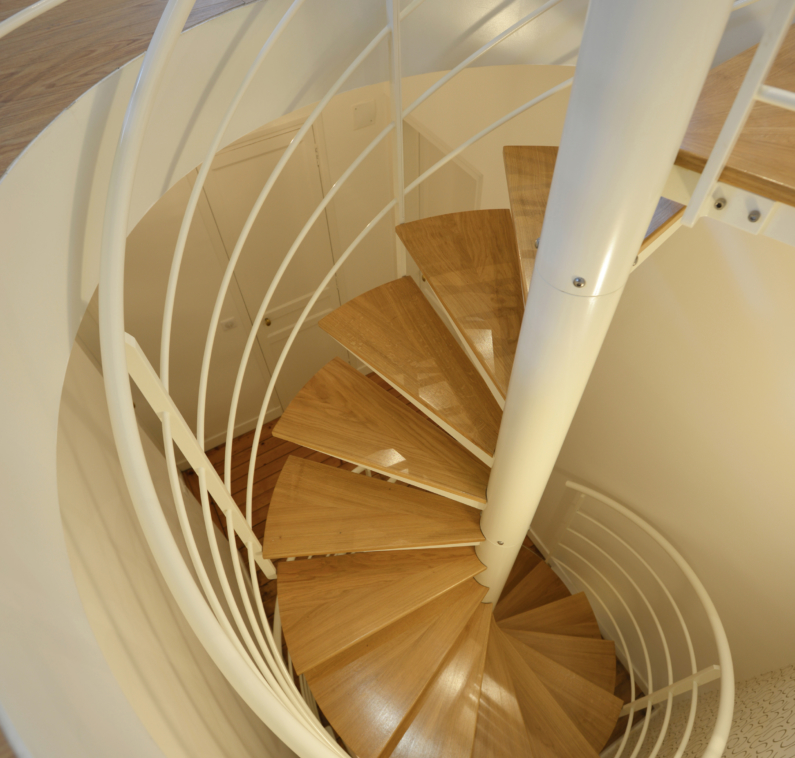 vue d'en haut escalier colimacon bois acier blanc courbes élégantes design paris