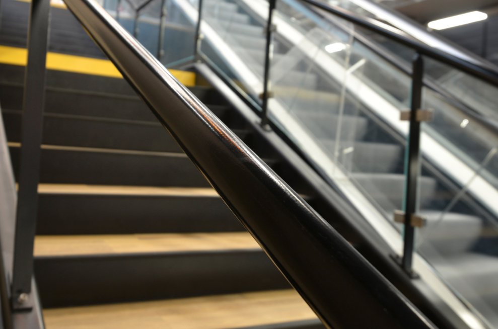 vue sur escalier sur mesure avec garde-corps acier noir verre
