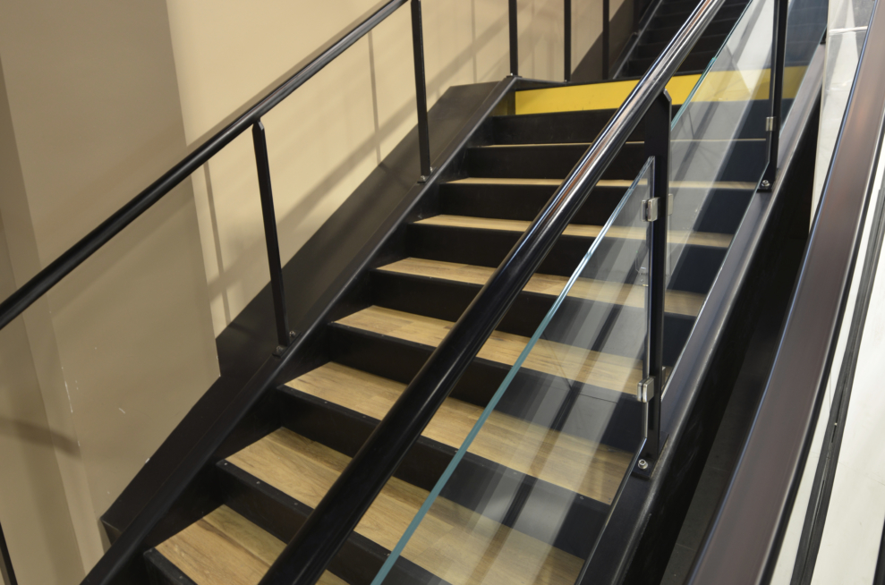 Escalier conforme aux normes dans supermarché région parisienne, escalier avec garde-corps acier verre.