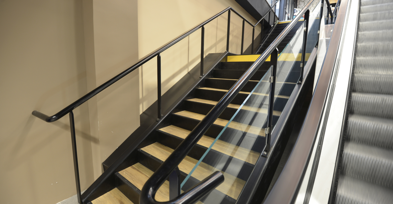 Escalier conforme normes acier verre sur mesure centre commercial paris région parisienne