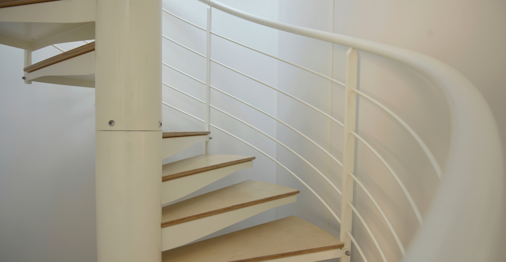 courbes elegantes escalier colimaçon acier bois sur mesure avec structure acier blanc et marches bouleau clair