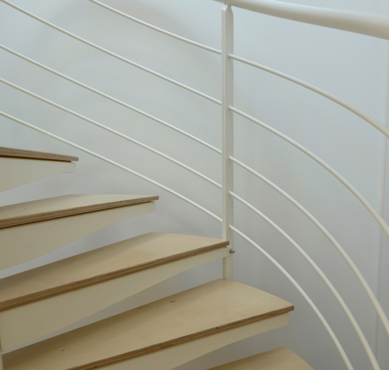 vue intérieur de l'escalier acier blanc sur mesure et marches bouleau