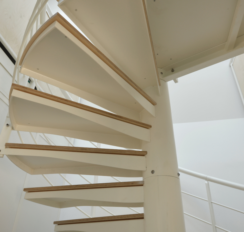 vue sous-face acier blanc de l'escalier colimaçon acier bois